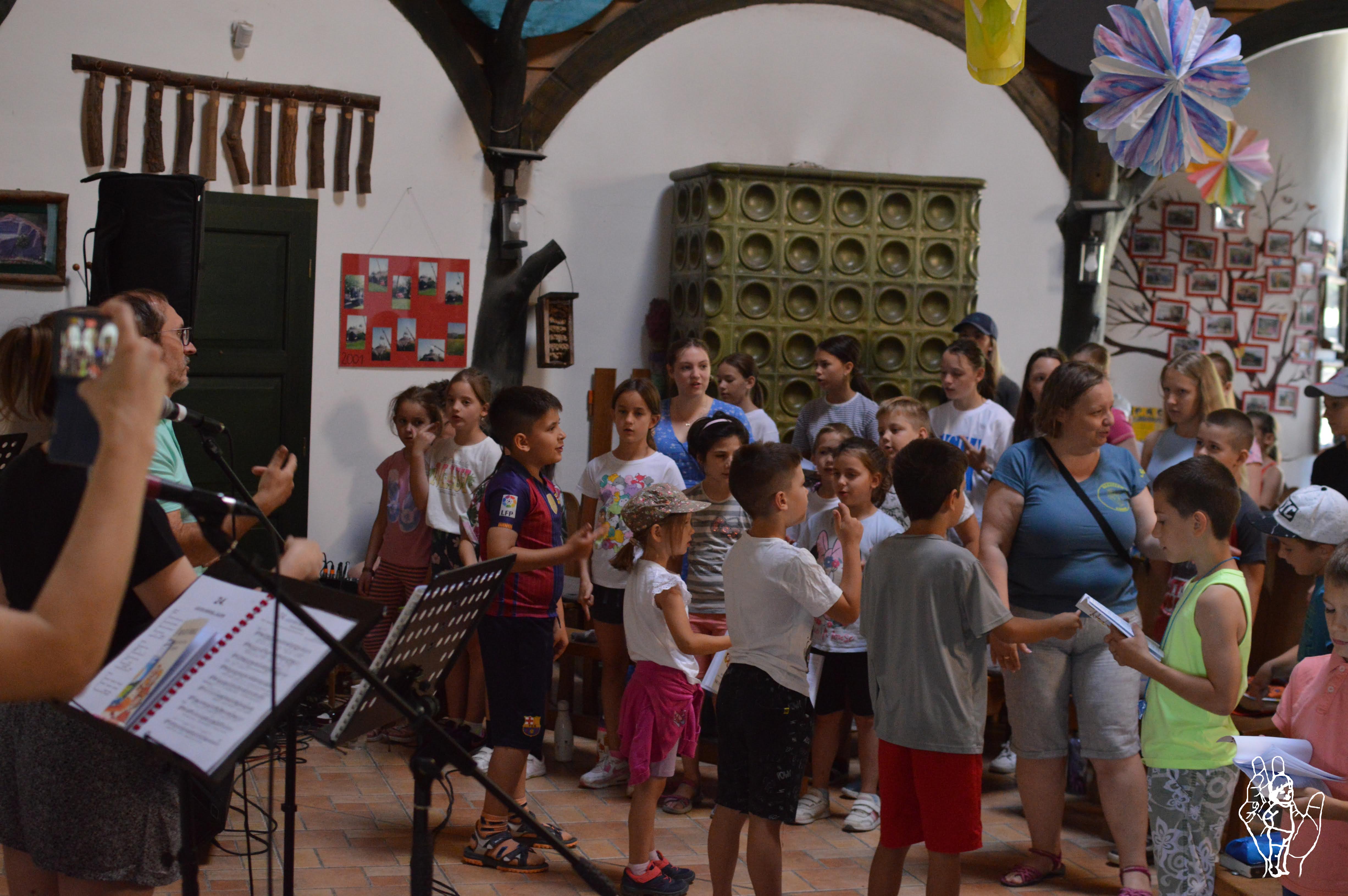 Gyermekek a táborban